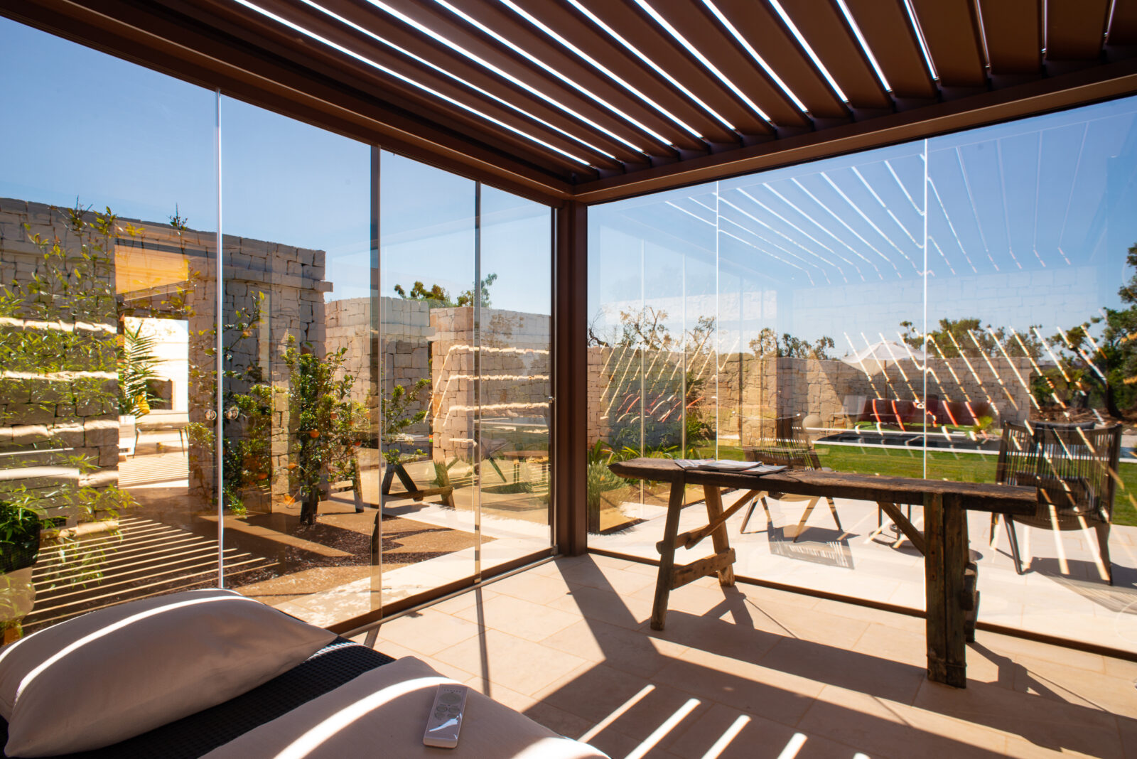 Pergola-bioclimatic-with-scaled-glass