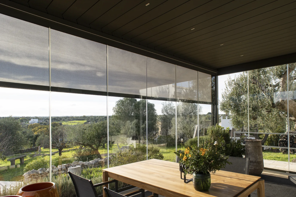 Bioclimatic pergola in Viterbo, with adjustable slats, a solution for enhancing outdoor spaces and improving home comfort.