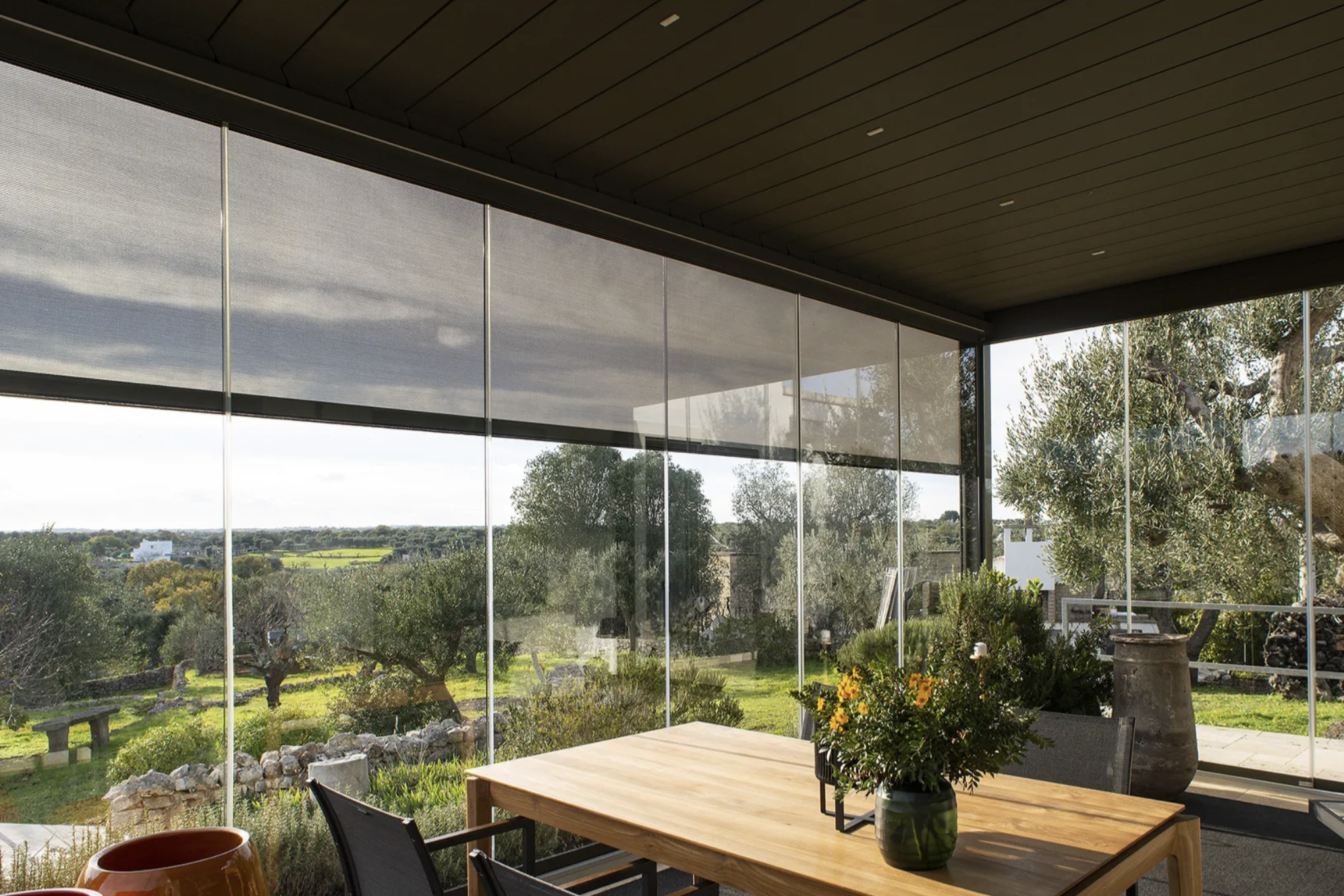 Bioclimatic pergola in Viterbo, with adjustable slats, a solution for enhancing outdoor spaces and improving home comfort.