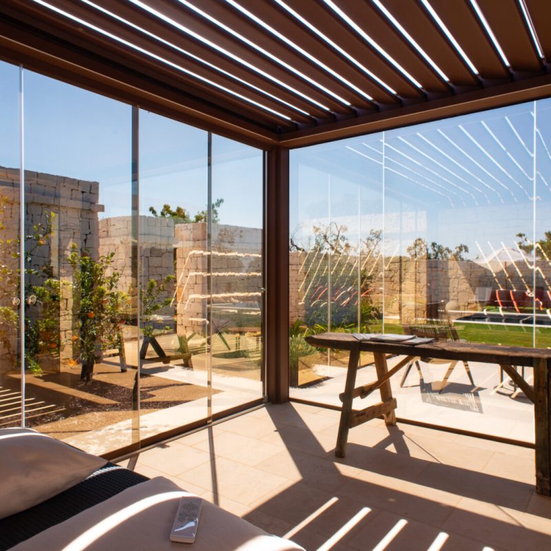 Pergola-bioclimatic-with-scaled-glass